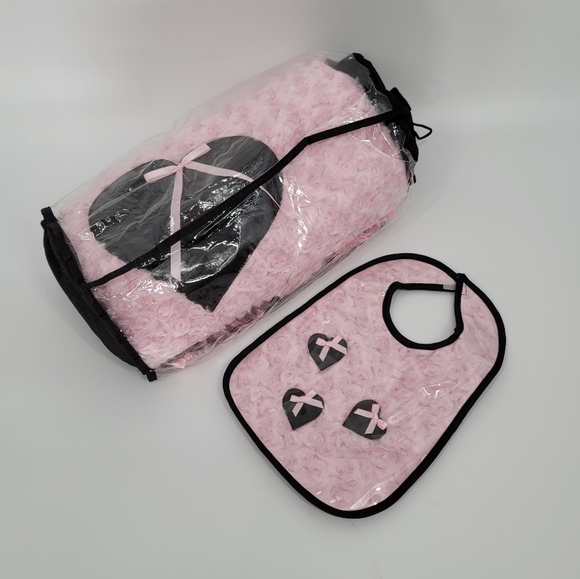 Caramellles NEW Heart Fuzzy Blanket & Plastic Bib Set Pink Black - Picture 1 of 5